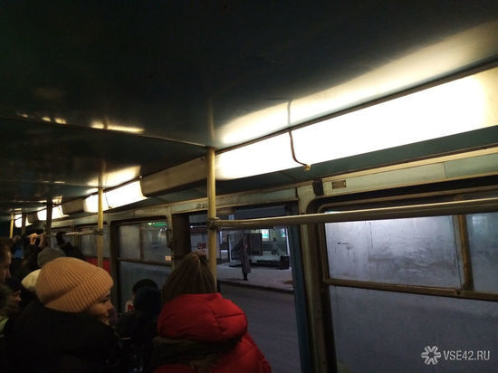 Красиво, ну очень раздражает: в кузбасском городе появился новогодний автобус