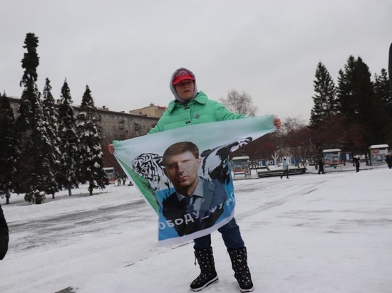 Задержанных за протесты на Монументе Славы новосибирских активистов доставили в суд
