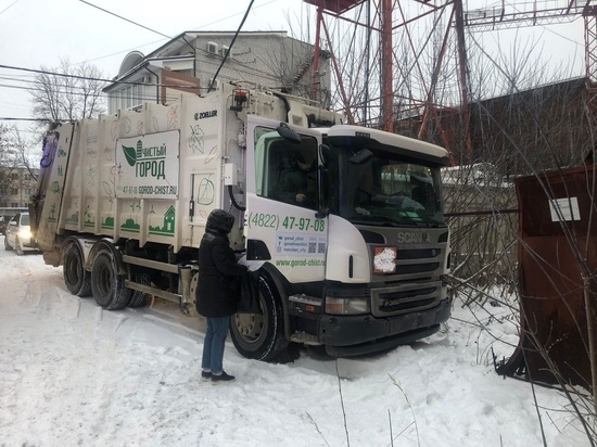 Покатившийся мусоровоз прижал водителя к забору в Твери