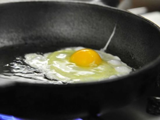 Кубик льда на сковороду при жарке яиц: в чем заключается хитрость опытных хозяек