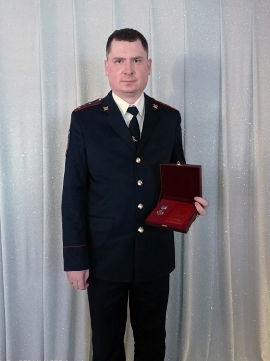 Босиком в мороз спасал из пожара соседей: за мужество наградили полицейского из Тазовского района