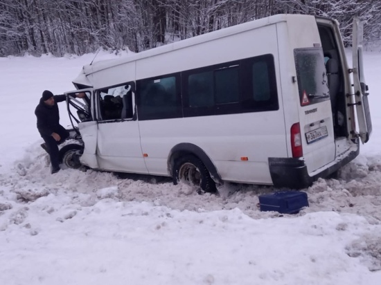 В Тверской области столкнулись микроавтобус и фургон с хлебом