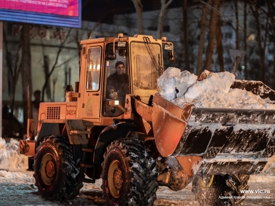 Во Владивостоке ночью продолжат вывозить снег в центре и на Второй Речке