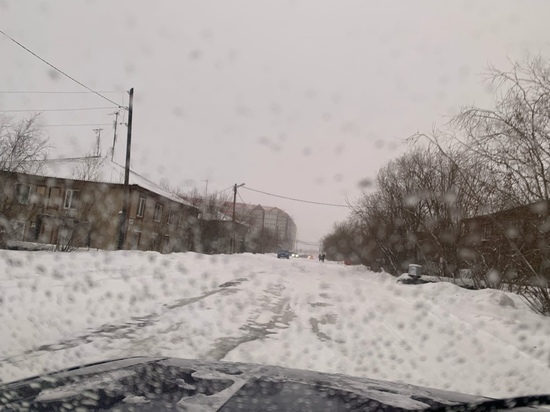 На заваленные снегом дороги жалуются жители Лабытнанги