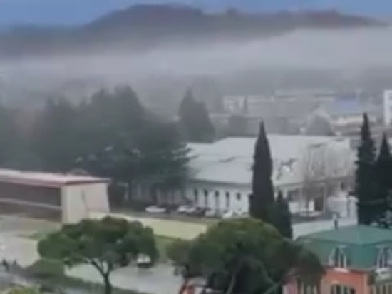 Жители Сочи сняли на видео пыльную бурю, накрывшую Адлерский район