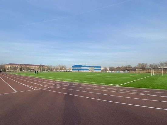 В Белом Яре построили новое футбольное поле с дорожками для легкоатлетов