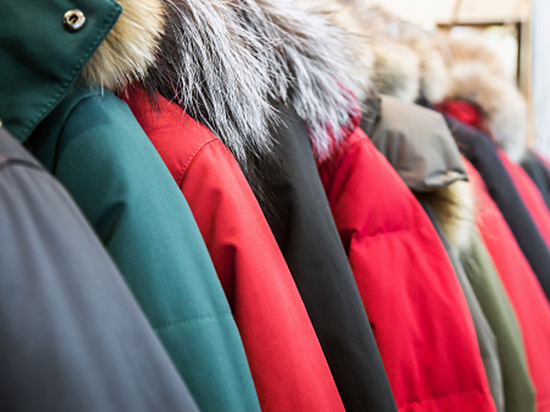 Жительница Новомосковска украла из магазина женские куртки