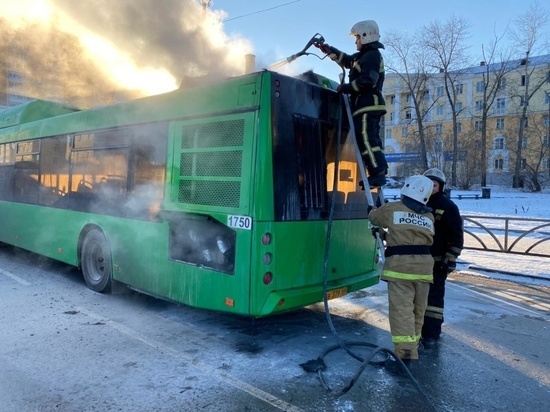 Пассажиры успели покинуть горящий автобус в Екатеринбурге
