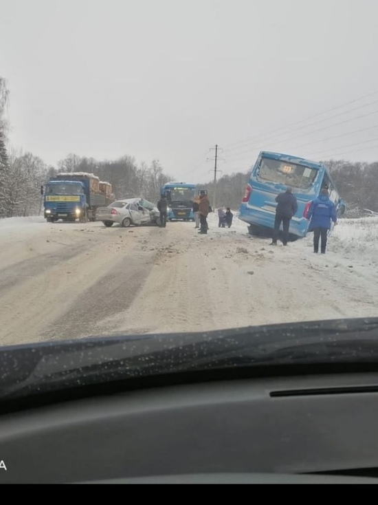 Девушка-водитель врезалась в автобус в Тверской области