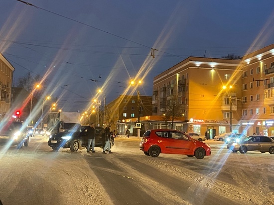 В Твери на площади Терешковой столкнулись два автомобиля