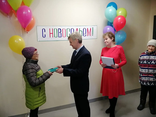 В поселке Ефимовский справили новоселье 160 жителей ветхих домов