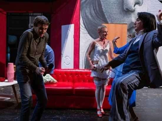   В Астраханском драмтеатре готовятся к показу нового спектакля "Шум за сценой"