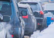 Зима нагрянула в Петербург во всей красе и подпортила жизнь автомобилистам. Пока синоптики рисуют обнадеживающую картину — морозы сменятся оттепелью, сервис «Яндекс. Пробки» показывает, где водители застряли надолго из-за заваленных снегом дорог.