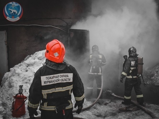 В Мурманской области 15 пожарных эвакуировали из горящих гаражей машины, лодку, мотоцикл и взрывоопасные баллоны
