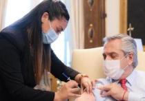 Президенту Аргентины Альберто Фернандесу поставили повторную дозу российской вакцины от коронавирусной инфекции "Спутник V"