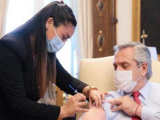 Президенту Аргентины поставили вторую дозу вакцины "Спутник V"