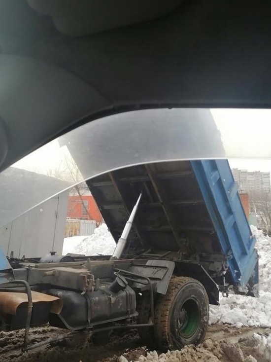 Собранный с дорог Владивостока снег вывозят в спальный район