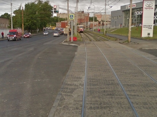 Пассажиры пытались столкнуть автомобиль с трамвайных рельсов в Екатеринбурге