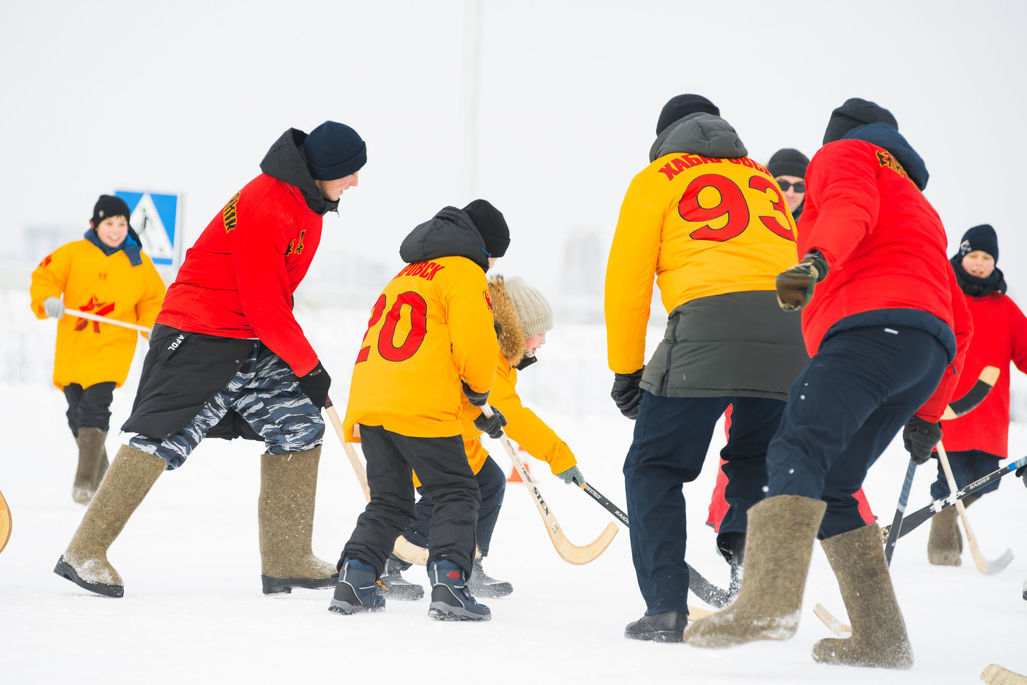 Яркие кадры турнира по хоккею в валенках в Хабаровске