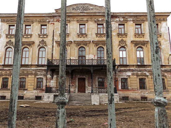 В Иваново вандалы уничтожают историческую ограду, за которой растет почти двухсотлетний дуб