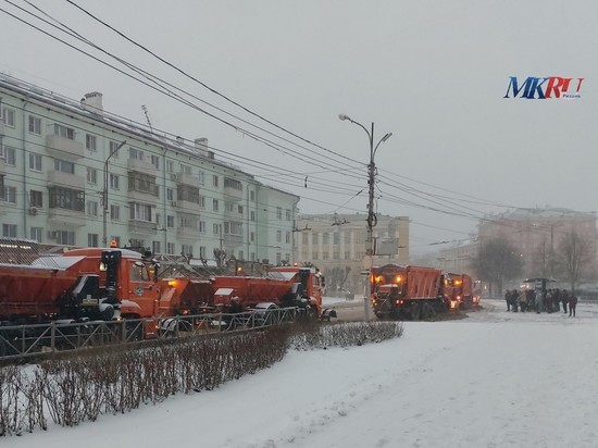 На улицы Рязани вышла снегоуборочная техника