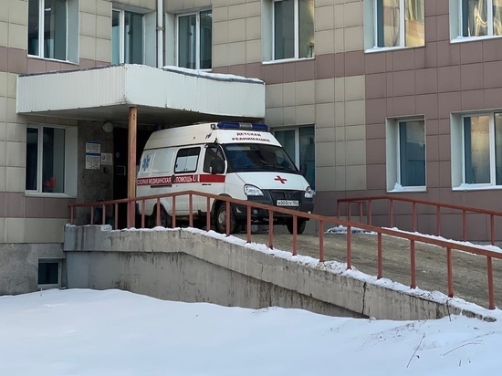  В Новосибирске мужчина упал с крыльца магазина и умер