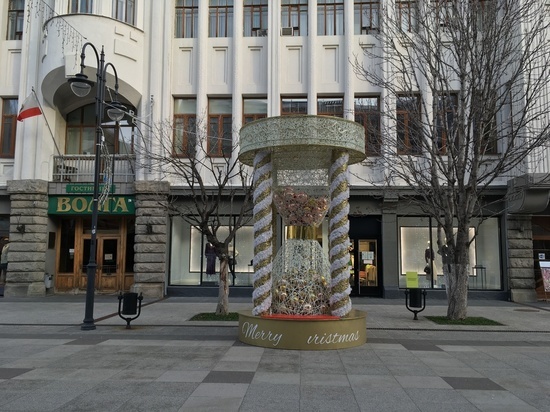 "С новым годам": в Саратове установили гигантское украшение с орфографической ошибкой