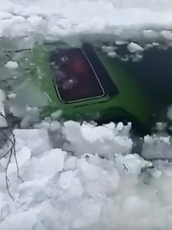 В одном из районов Бурятии провалился под лёд автомобиль