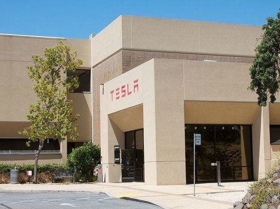 Американские власти начали расследование против Tesla