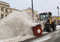 Более 45 тысяч кубометров снега вывезли за прошедшие сутки с улиц Петербурга. Расчистка города от последствий снегопада продолжается — для этого задействовали более 1,1 тысячи единиц техники и более 1,2 тысячи дворников.