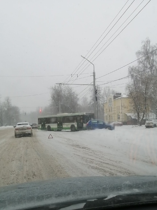 В Ярославле автобус врезался в придорожный столб