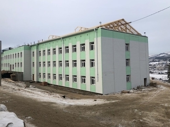 Осипов потребовал достроить школу в Баляге до апреля 2022 года