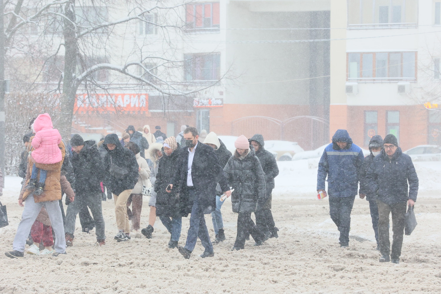  Из-за снегопада Москву парализовало восьмибалльными пробками: кадры заваленной столицы