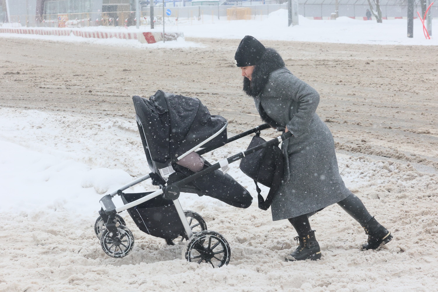  Из-за снегопада Москву парализовало восьмибалльными пробками: кадры заваленной столицы