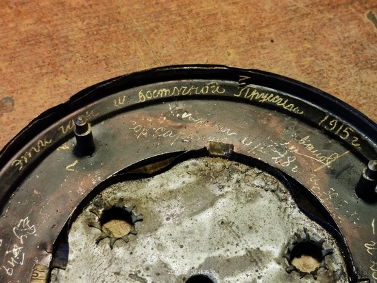 Часовщик показал надписи на немецких антикварных часах из Тверской области