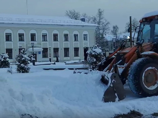 Каток и снежную горку принялись обустраивать на Соборной площади в Старой Руссе