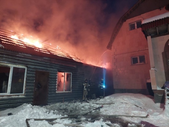 Огонь перебрался с гаража на дом: пожар в Надыме потушили