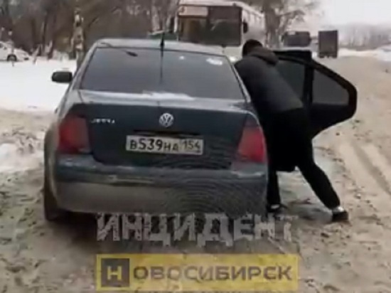 Новосибирцы стали свидетелями похищения мужчины в Кировском районе