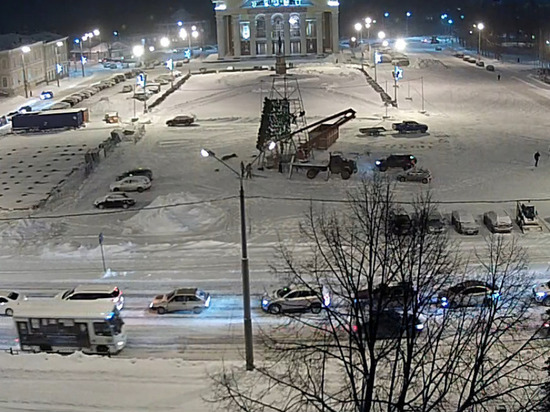 18-метровую новогоднюю ель начали устанавливать на площади Кирова в Петрозаводске