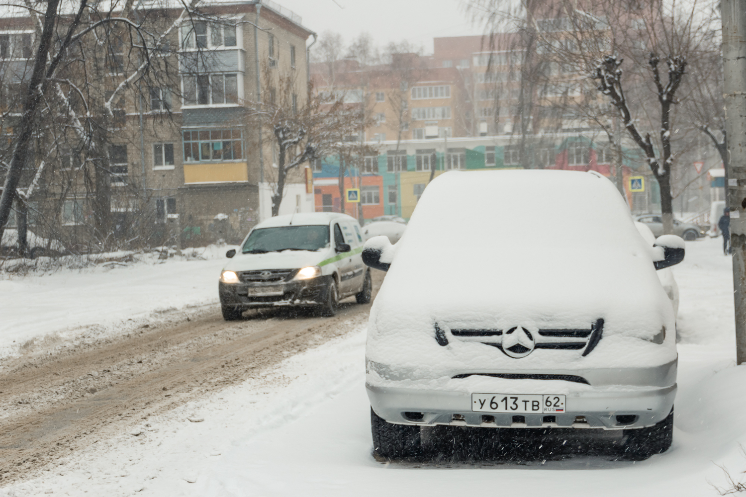 Мощный снегопад обрушился на Рязань: кадры заснеженного города