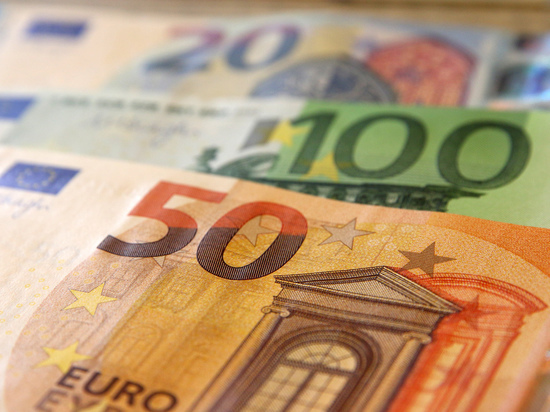 В соцсетях предложили изобразить на банкнотах серп и молот как символ зависимости ЕС от российской энергетики