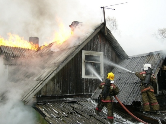 В Абакане во время пожара в доме взорвался газовый баллон