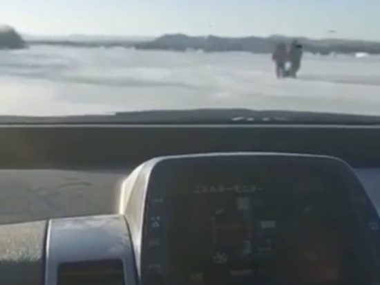 Автолюбители шокировали приморцев, выехав на тонкий лед