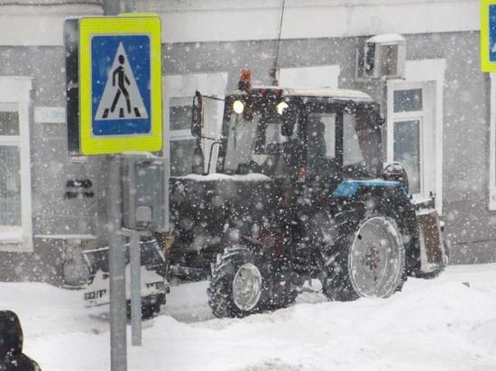 Почти 130 единиц техники убирали снег прошлой ночью в Барнауле
