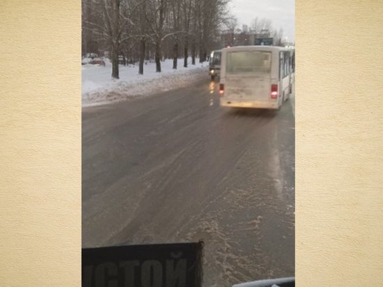 Из-за прорыва трубы в одном из районов Петрозаводска затруднено движение