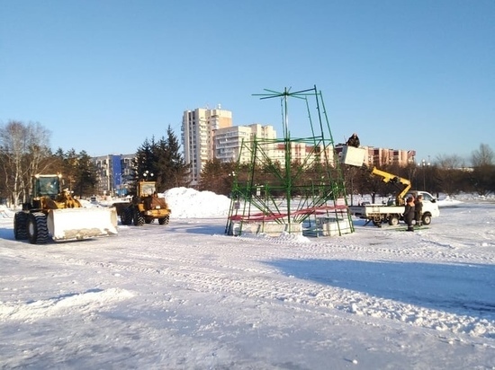 В Комсомольске-на-Амуре на Театральной площади начали делать новогодний городок