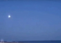 В небе над микрорайоном Лазаревское в Сочи накануне ночью наблюдалась яркая вспышка