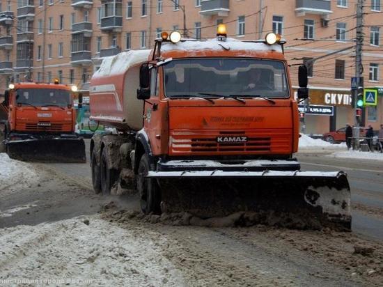 В Рязани снег убирают 100 единиц техники и 158 человек