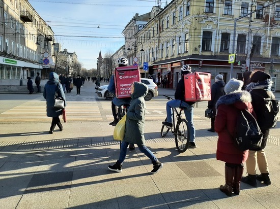 На саратовские дороги за ночь высыпали 895 тонн песка и соли