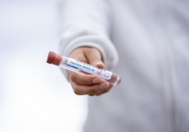 Южноафриканские ученые на основе предварительного исследования говорят, что вариант COVID «Омикрон» значительно снижает создаваемую вакцинами Pfizer и BioNTech защиту антител от коронавируса, хотя люди, выздоровевшие от вируса и получившие ревакцинацию, вероятно, будут более защищены от тяжелого заболевания
